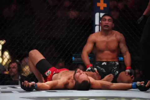 Trump ist Fan des Gewaltexzesses: Szene am Ende eines Mixed-Martial-Arts-Kampfes. Der Sieger liegt auf dem Rücken. Trump ist Fan des Gewaltexzesses: Szene am Ende eines Mixed-Martial-Arts-Kampfes. Der Sieger liegt auf dem Rücken.