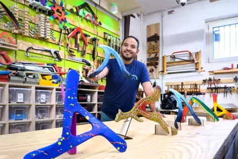 In seiner Werkstatt: Javier Ramirez fertigt handgemachte Bumerangs. 