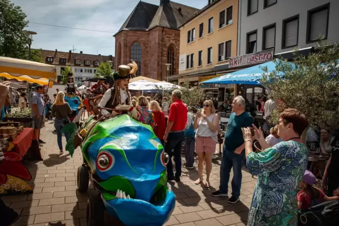 Am Wochenende ist in der Zweibrücker Innenstadt wieder viel los. Das Foto stammt vom Straßentheaterspektakel 2024. Am Wochenende ist in der Zweibrücker Innenstadt wieder viel los. Das Foto stammt vom Straßentheaterspektakel 2024.