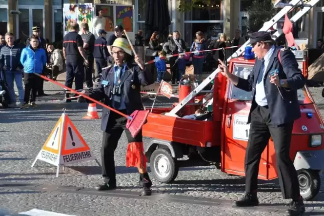 Auf diese Feuerwehrmänner sollte man am Wochenende in der Zweibrücker Innenstadt achten. Auf diese Feuerwehrmänner sollte man am Wochenende in der Zweibrücker Innenstadt achten.