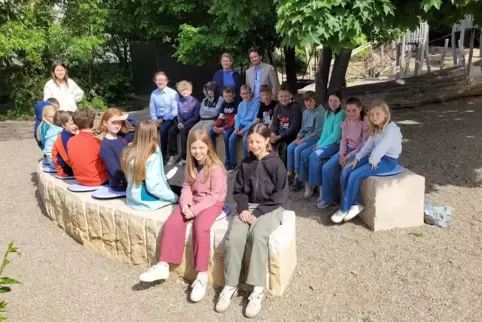 Schon am ersten Tag freut sich die Klasse 4b mit ihrer Lehrerin Judith Schmitz über die Sitzgruppe 