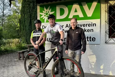 Sogar Mountainbikes mit Elektroantrieb sind erlaubt, sagen Michel Hofer, Frank Messmer und Michael Raab (von links) vom Alpenver