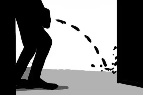 Um 22.45 Uhr ertappte ein Anwohner einen jungen Mann, wie dieser gegen dessen Hauswand urinierte. 