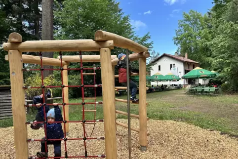 Das Hirzeckhaus im Pfälzerwald hat ein neues Spielgerät. Die Hütte wird von der PWV-Ortsgruppe Bad Bergzabern betrieben. 
