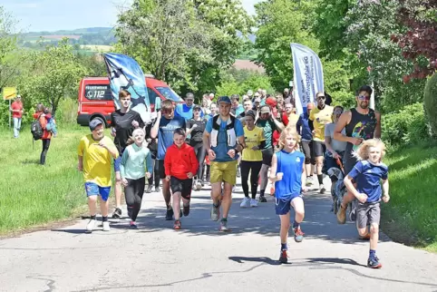 Rund 60 Läufer waren dabei auf der Kilometer langen Strecke durch Schmitshausen. 