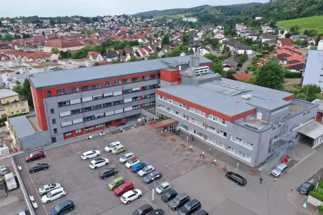Nach dem Bau eines Parkhauses könnte der triste Parkplatz in eine Grünfläche mit hoher Aufenthaltsqualität umgewandelt werden.