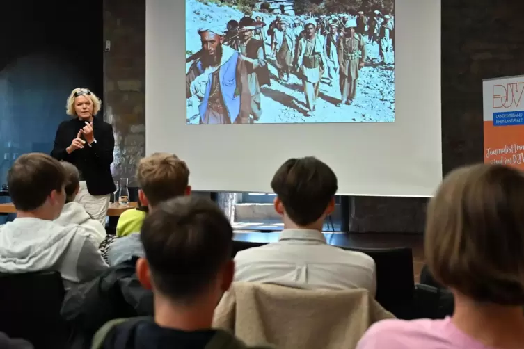Gibt Opfern in Kriegs- und Krisengebieten ein Gesicht: Fotografin Ursula Meissner, hier bei ihrem Workshop „Unterwegs mit Kamera