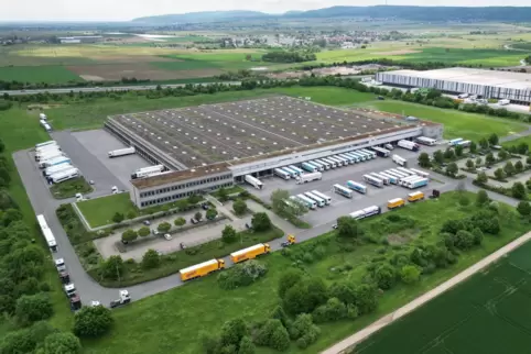 Das Aldi-Logistikzentrum in Kirchheim wird durch einen größeren Neubau ersetzt. Rechts im Hintergrund: das Metro-Lager.