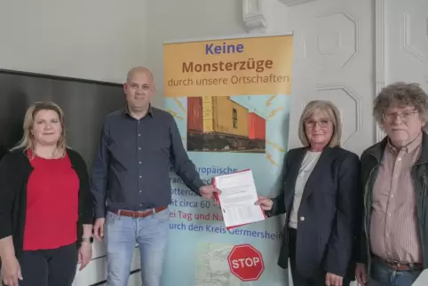Die BI „Signal Rot“ mit Heike Kromer, Ulrike Newill und Dieter Oelsner übergibt ihre Petition an Landrat Martin Brandl. 