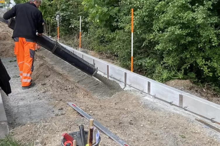 Beton flie&szlig;t auf die Baustelle. 