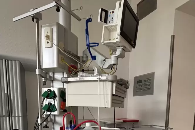Auf der Intensivstation werden mobile Beatmungsgeräte geladen - an grünen Steckdosen, die im Fall eines Stromausfalls direkt übe