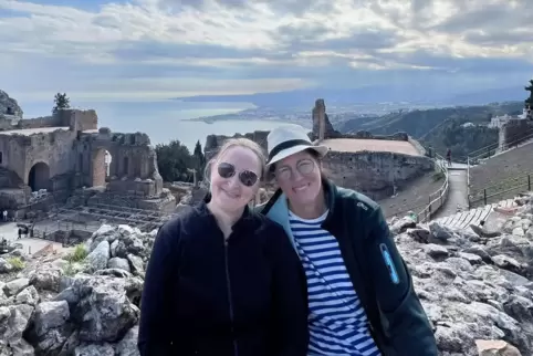  Die „Silberhochzeitsreise“ führte Sonja Rayer (links) und Birgit Geib-Becker im April neun Tage nach Sizilien. Hier stehen die 