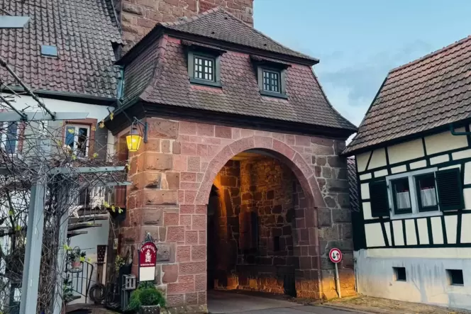 Blick auf das Billigheimer Stadttor: Der langjährige Bürgermeister der Ortsgemeinde hat seinen Rücktritt erklärt.