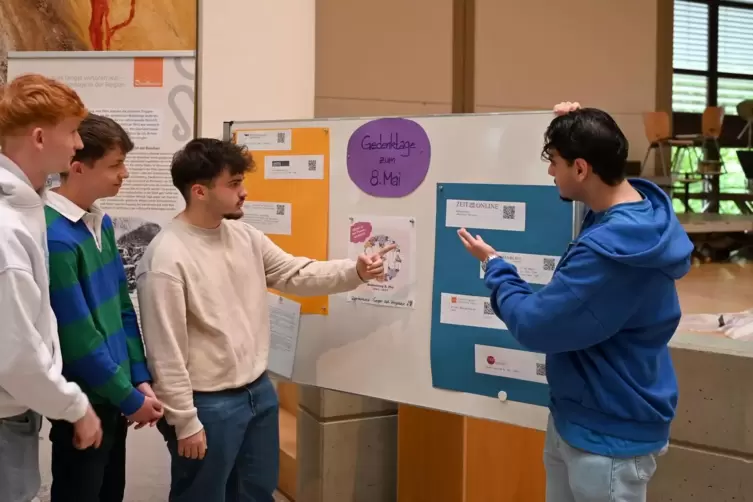 Die Schüler des WHG informieren sich über den Gedenktag und kommen ins Gespräch.