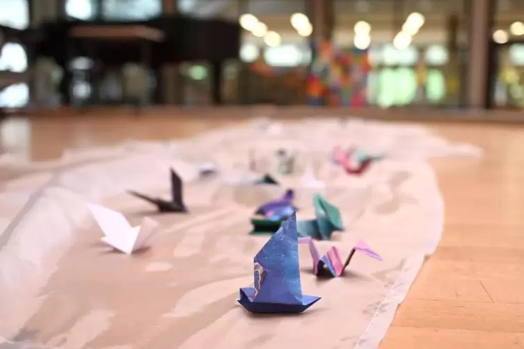 Verschiedene Origami-Kunstwerke sorgen f&uuml;r eine sch&ouml;ne Kulisse rund um die Gedenkausstellung.