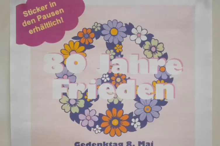 F&uuml;r 50 Cent k&ouml;nnen Sch&uuml;ler kleine Aufkleber erwerben. Die Einnahmen werden gespendet.