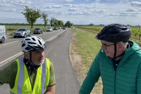 Die Radfahrer Arnulf Damm (links) und Helmut Schweder sind sich einig: Der Radweg hinter ihnen, der nach Offenbach führt, ist ho