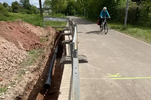 Hier hat ein Tiefbauunternehmen am Donnerstag begonnen, einen Graben für die Fortführung der Stromleitung auszuheben.