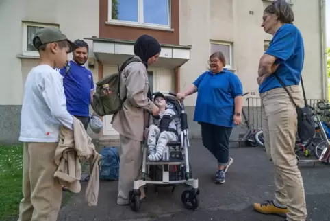 Bereit für den Ausflug in den Landauer Zoo: Davut Tekdas mit Familie und Betreuern. 