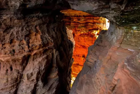 Das rote Glühen der Altschlossfelsen bei Eppenbrunn im Frühjahr ist eine besondere Attraktion in Pirmasens-Land.