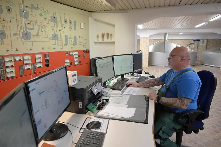 Patrick Groll überwacht am Computer die Anlagen im Sudhaus.