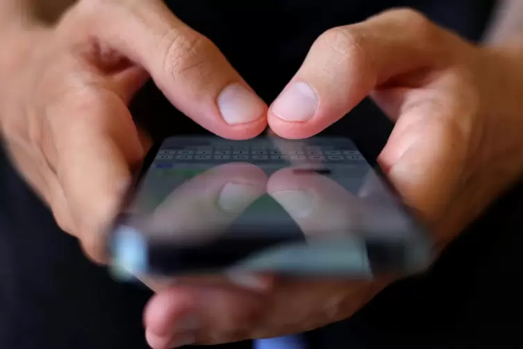 Weniger Zeit am Smartphone verbringen und mehr schlafen: Das hilft, besser zu entspannen. 