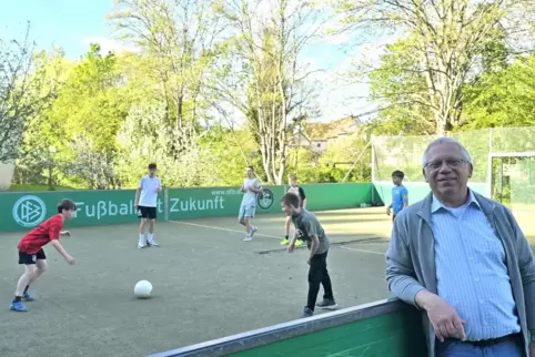 Ortsbürgermeister Peter Sprengart ist zufrieden, dass das Kleinspielfeld saniert werden kann – zur Freude der jungen Kicker. 