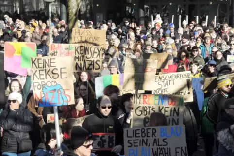 Über 800 Menschen demonstrierten im Januar 2024 auf dem Hallplatz gegen Rechtsextremismus. Auch das Bündnis Buntes Zweibrücken h Über 800 Menschen demonstrierten im Januar 2024 auf dem Hallplatz gegen Rechtsextremismus. Auch das Bündnis Buntes Zweibrücken h