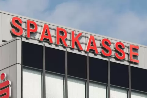 Die Sparkasse kann ihren SB-Pavillon in Neuhofen bauen.