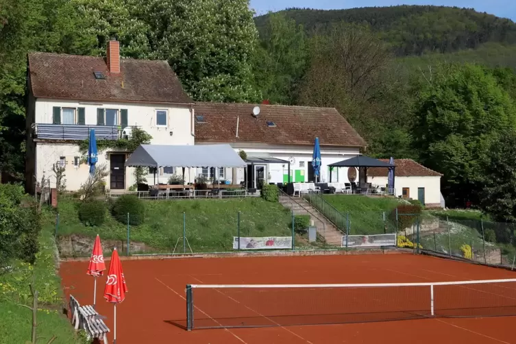 Die Pl&auml;tze des Tennisvereins liegen direkt vor dem Au&szlig;engel&auml;nde des &bdquo;Roseng&auml;rtchens&ldquo;.