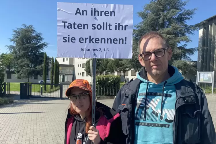 Protest vor dem Priestermeinar: Tanja und Markus M&uuml;ller. 