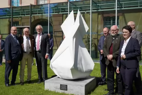 Enthüllten die Skulptur (von links): Pierre Lévy, Roland Gonieau, Hellmut Augustin vom Salon Diplomatique, Mannheims OB Christia