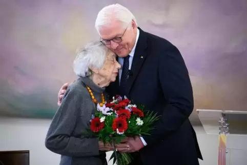 Bundespräsident Frank-Walter Steinmeier sagte gestern, Margot Friedländer, hier bei einem Treffen 2023, habe „unserem Land Versö
