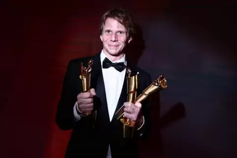 Regisseur Tiim Fehlbaum mit drei der neun Lolas, die sein Film „September 5“ bekam. 