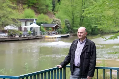 Stadtbürgermeister Hermann Augspurger am idyllischen Schwanenweiher.