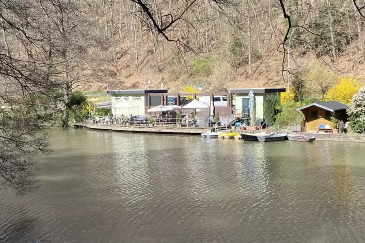 Auf der Terrasse des angrenzenden Kiosks k&ouml;nnen G&auml;ste das Wetter genie&szlig;en.