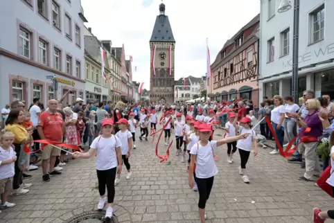 Fußgruppen auf dem Weg zum Festplatz: Können auch in diesem Jahr bei der „Parade“ dabei sein. 