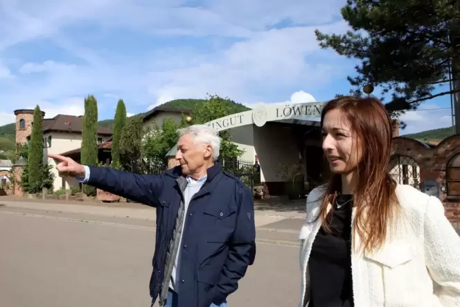 Jörg Kathage und Tochter Nastassja blicken vor ihrem Weingut Löwenthal in Eschbach in die Rheinebene.
