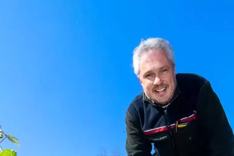 F&ouml;rster J&uuml;rgen Render f&uuml;hrt durch den Wald. 