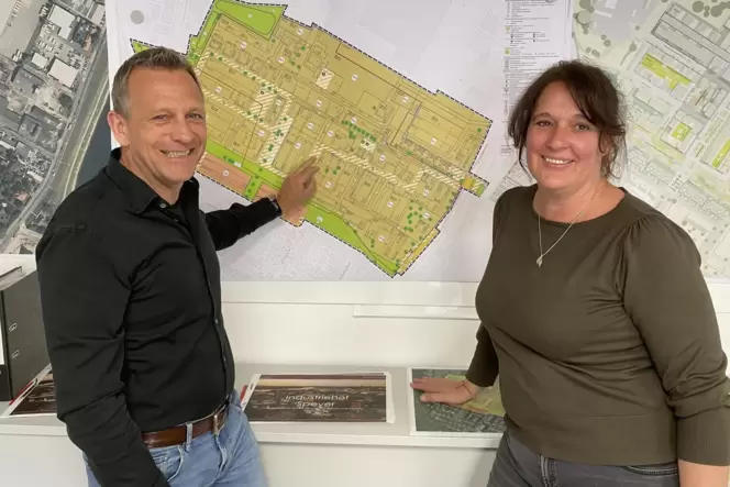 Industriehof: Jan Eitel und Lydia Berressem von der Betreibergesellschaft hoffen auf eine schnelle Umsetzung der Pläne.