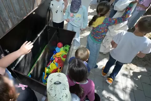 Auf Anhieb gut genutzt: Spielekiste auf dem Platz der Stadt Ravenna. 