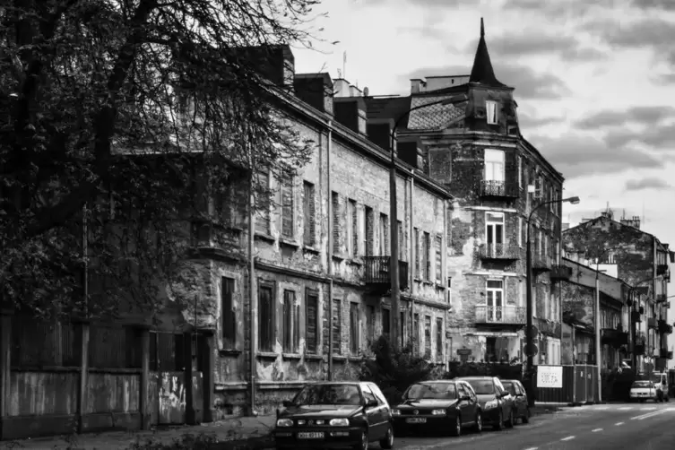 Eine Stadt in der Stadt, so gro&szlig; wie Mannheim: Stra&szlig;ensezne aus Praga in Warschau. 