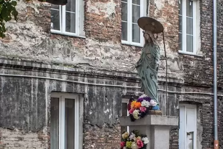 Die meisten Marienfiguren wurde w&auml;hrend der Besatzung durch Nazideutschland aufgestellt. 