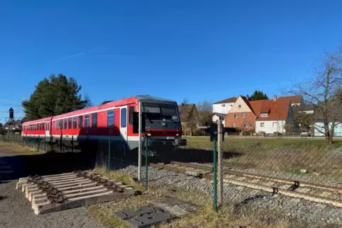 Eine 80 Jahre alte Frau aus dem Landkreis ist zwischen Otterbach und Sambach vom Zug erfasst und getötet worden. 