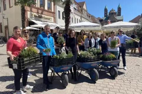 Pflanzaktion: städtische Mitarbeiter vor ihrem Einsatz.