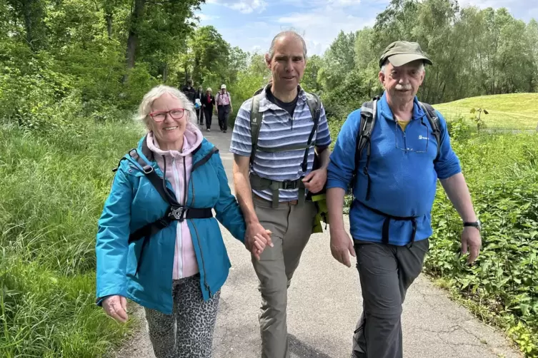 Ralf Augspurger (Mitte), der von seiner Frau gef&uuml;hrt wird und Rudi Wintergerst auf der Tour.