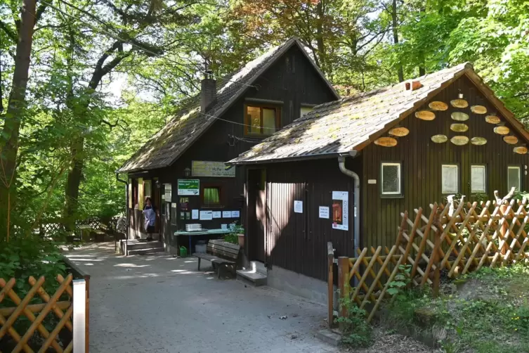 Morgens sind noch keine G&auml;ste auf der Weilach-H&uuml;tte. Die Ehrenamtler bereiten im Inneren alles vor.