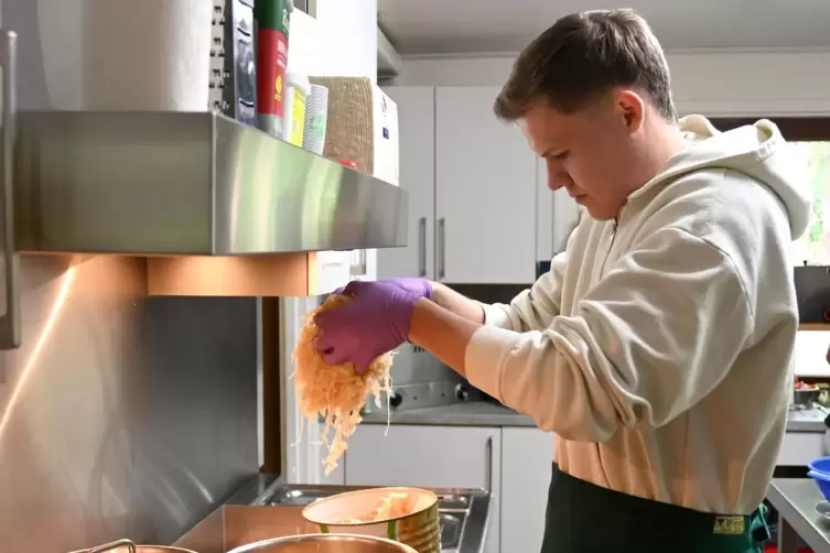 Die Arbeiten in der K&uuml;che laufen auf Hochtouren. Die G&auml;ste erwartet klassische Pf&auml;lzer Kost. RHEINPFALZ-Volont&auml;r Christopher Vog