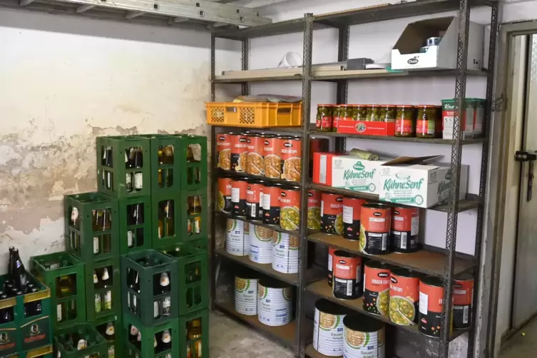 Im Keller der Pf&auml;lzerwald-H&uuml;tte werden Fleisch, Sauerkraut, Suppe und regionale Weine gelagert.