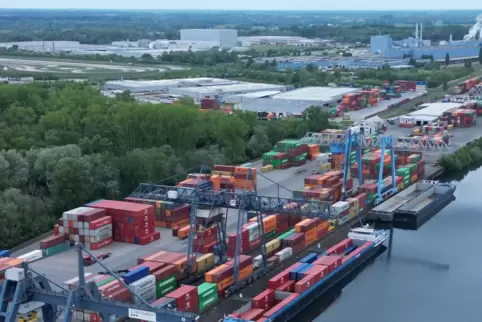 Wirtschaft im Wartestand – unser Symbolfoto zeigt den Hafen im südpfälzischen Wörth.
